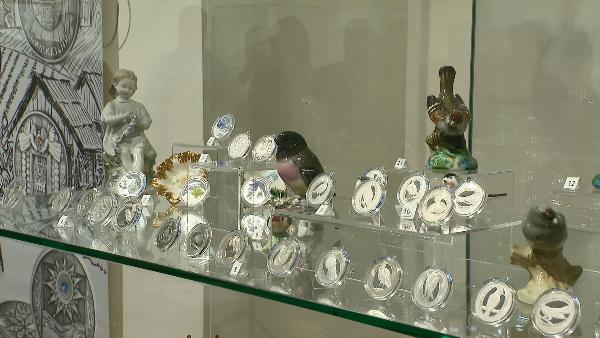 Commemorative coins and porcelain figurines are presented at the exhibition "Worth weight in gold"