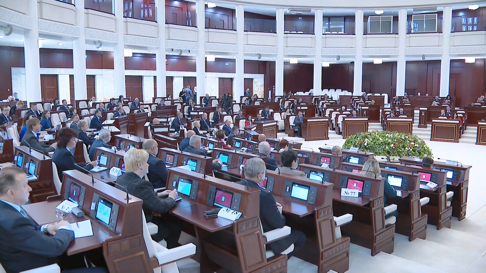 Белорусские парламентарии приступили сегодня к работе на осенней сессии
