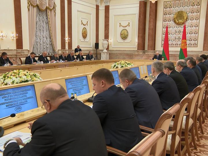 Президент провёл совещание по развитию АПК Витебской области