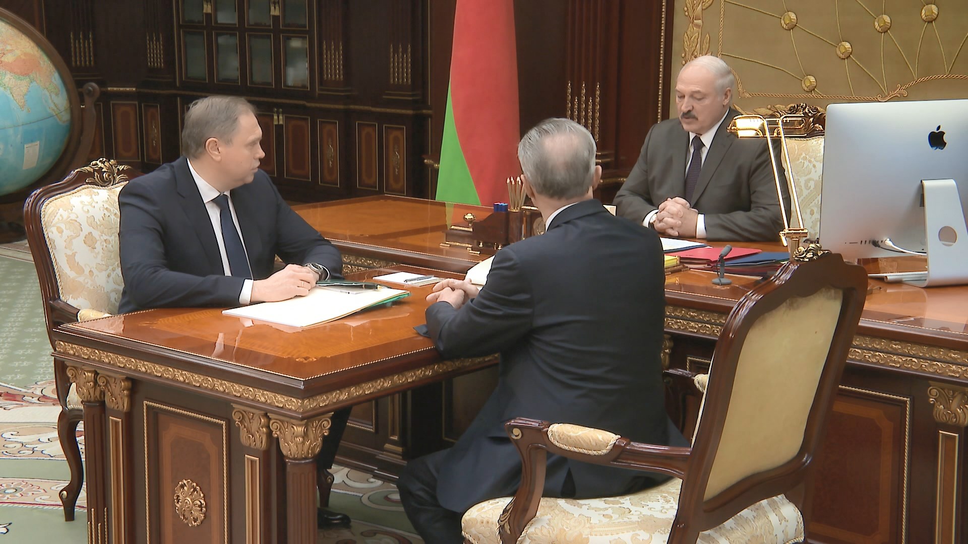 Лукашенко об эпидситуации: Расслабляться нельзя, но обстановка улучшается 