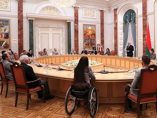 Президент Беларуси Александр Лукашенко вручил государственные награды победителям и призерам Олимпийских и Паралимпийских игр в Пхенчхане