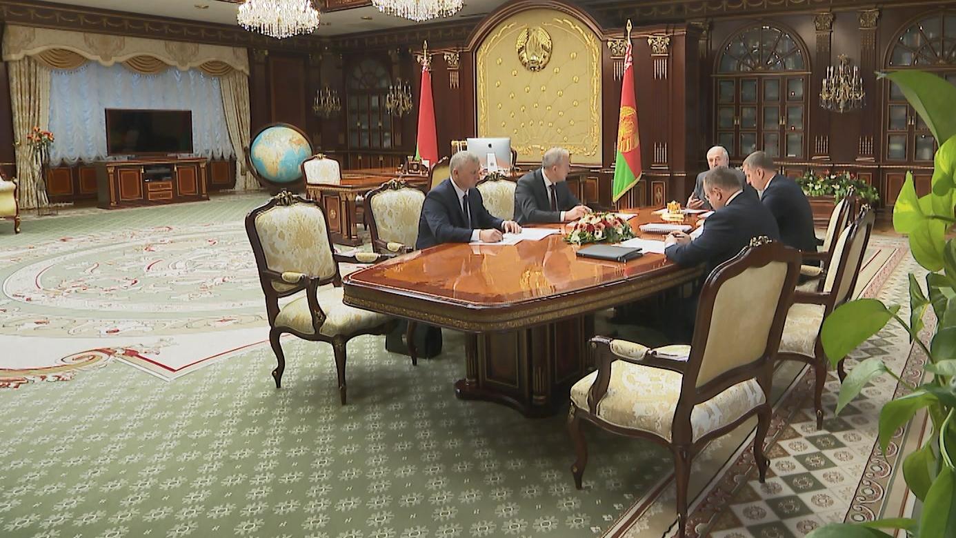 Лукашенко поддержал проект указа по зарплатам в бюджетной сфере