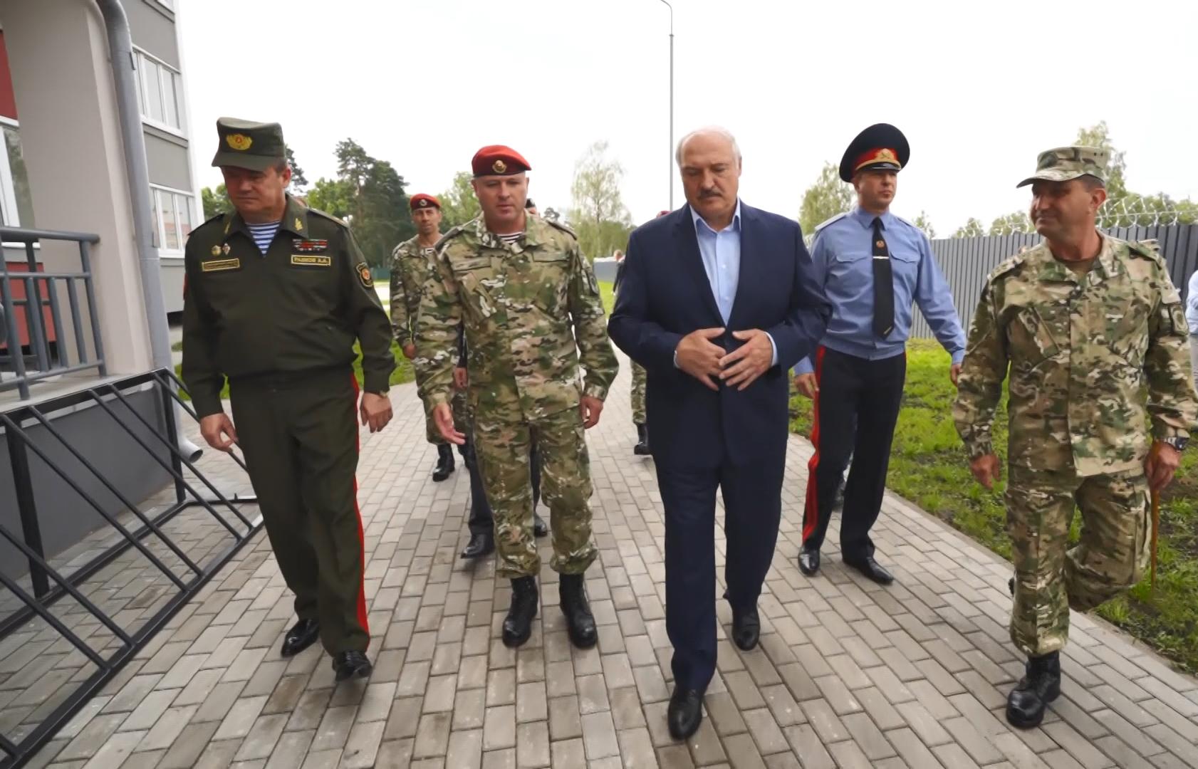 Лукашенко посетил войсковую часть внутренних войск МВД