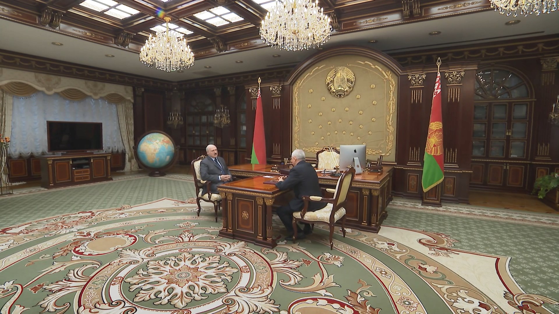 Лукашенко принял с докладом управляющего делами Президента В. Шеймана