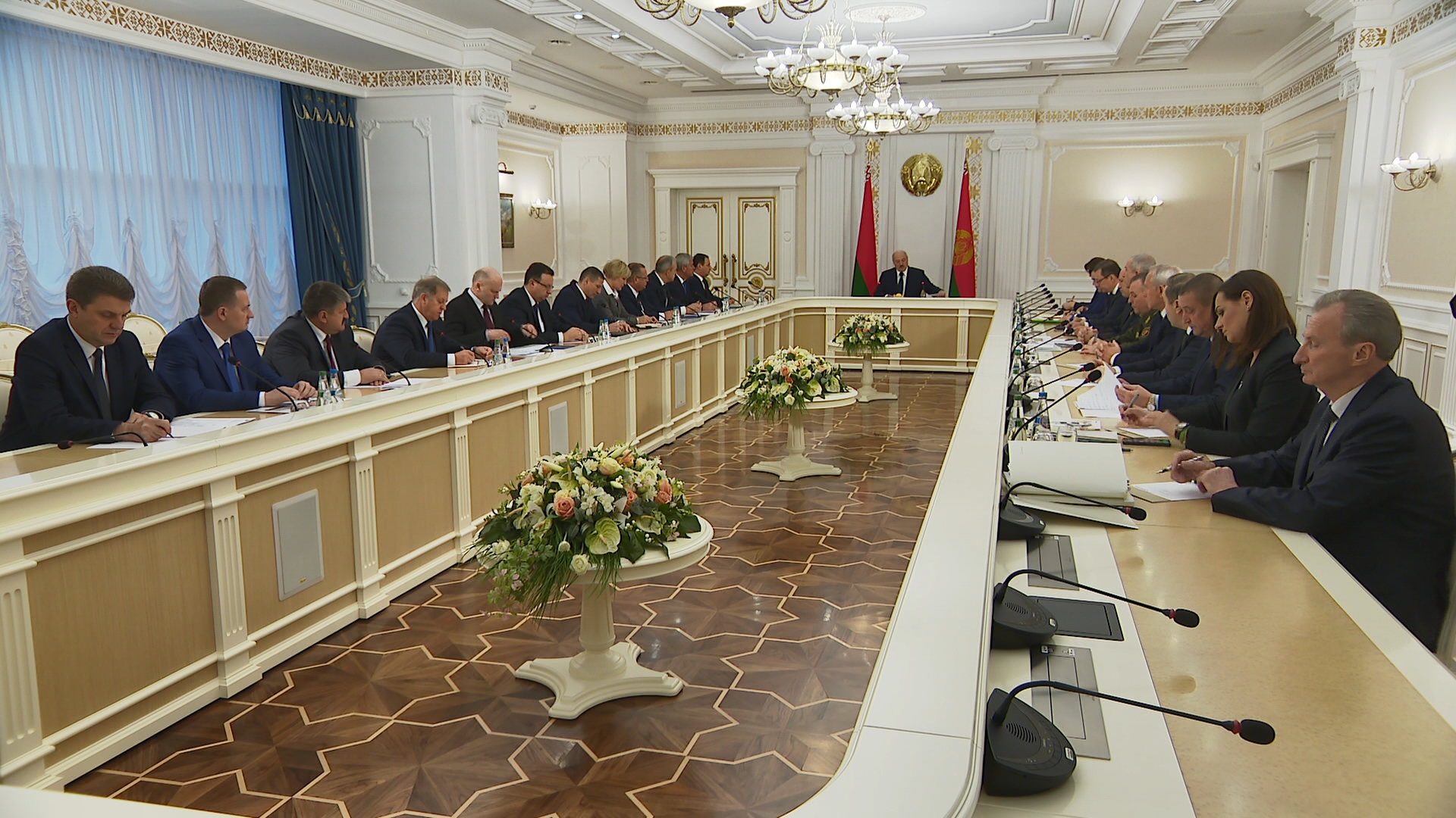 А. Лукашенко провел совещание по актуальным вопросам