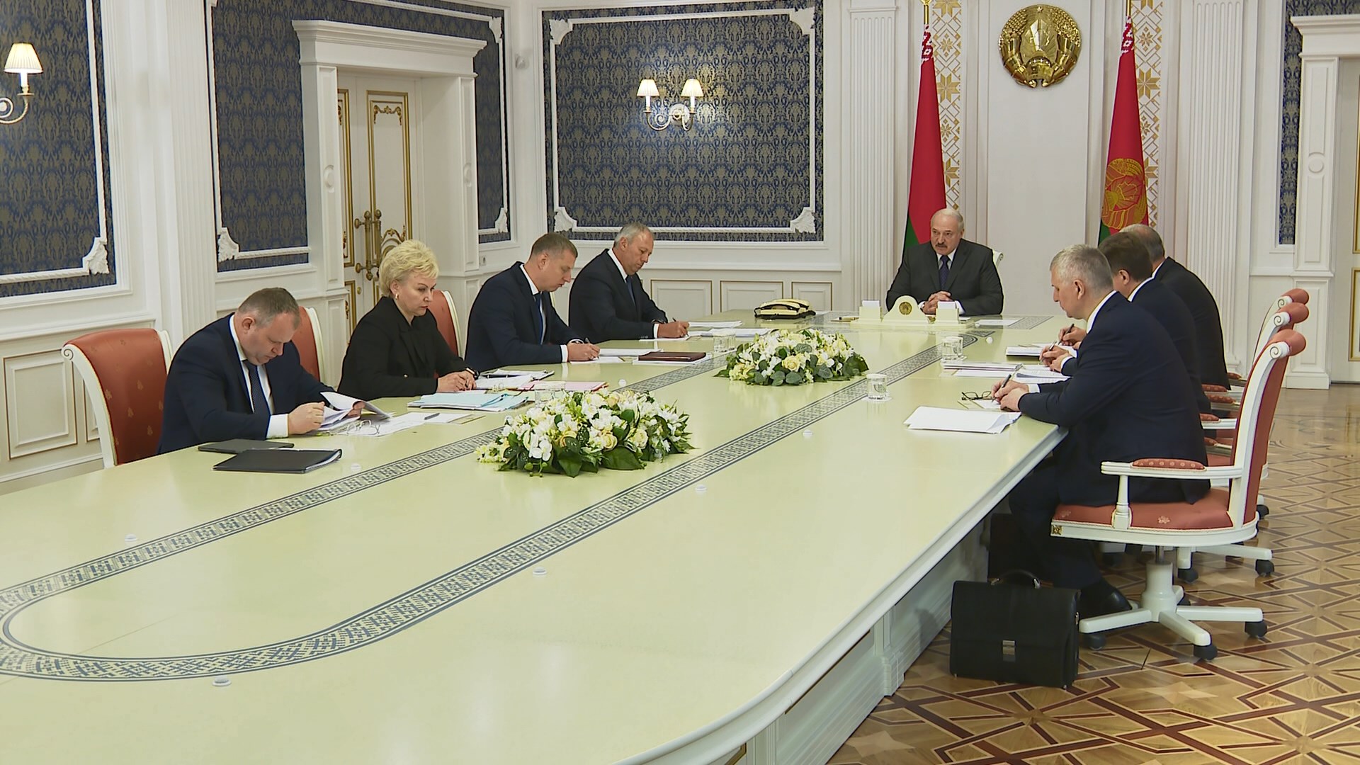 Лукашенко: Требование о сохранении трудовых коллективов остается непреклонным 