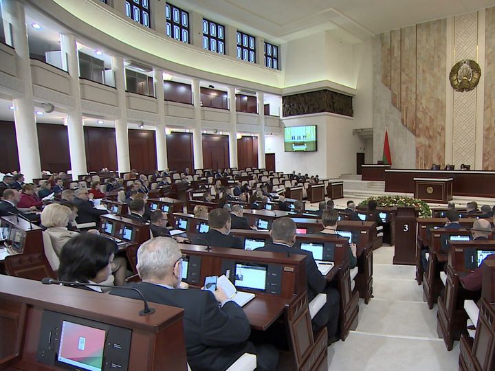 Совершенствование законодательной деятельности обсудили в парламенте