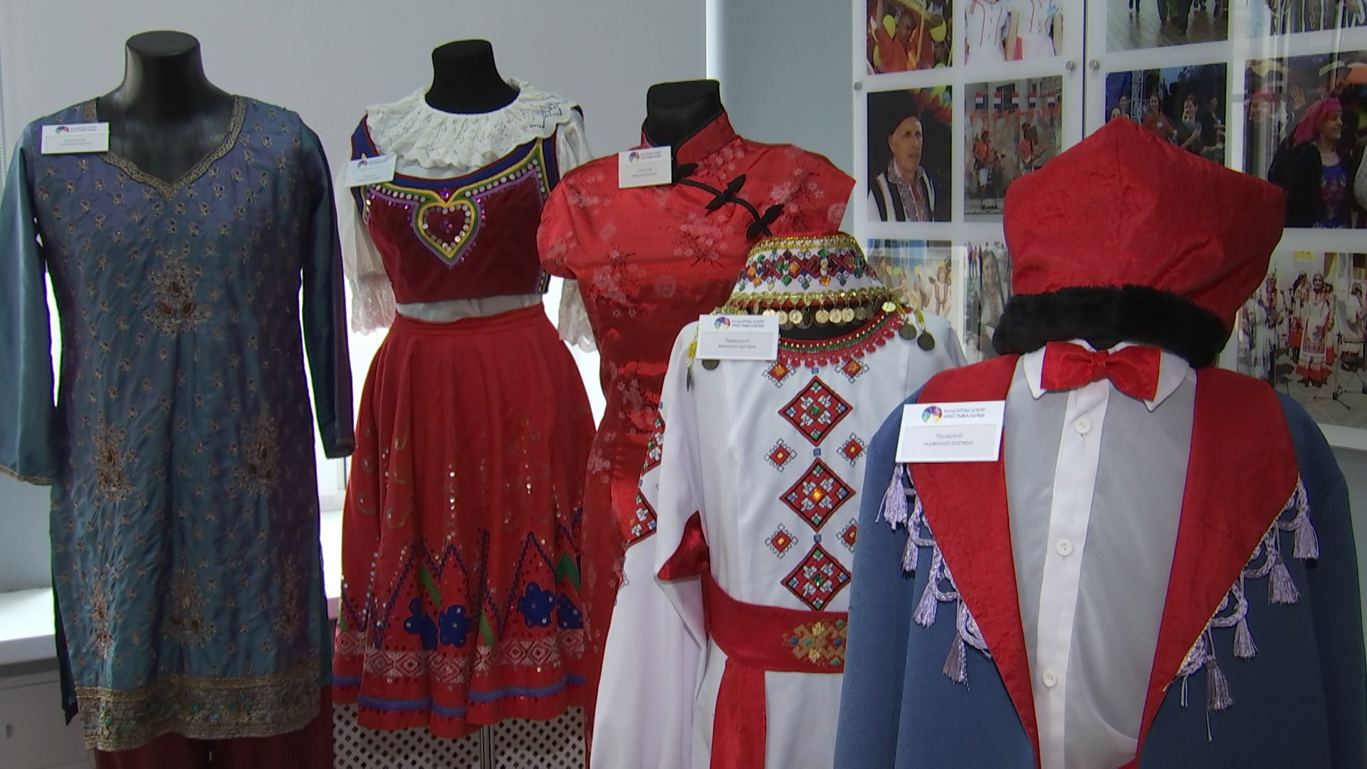 В Гродно представили выставку народных костюмов диаспор, проживающих в Беларуси
