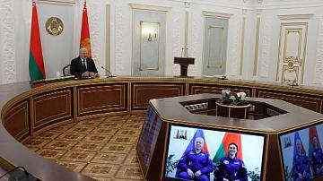 А. Лукашенко по видеосвязи пообщался с членами экипажа «Союз МС-25»